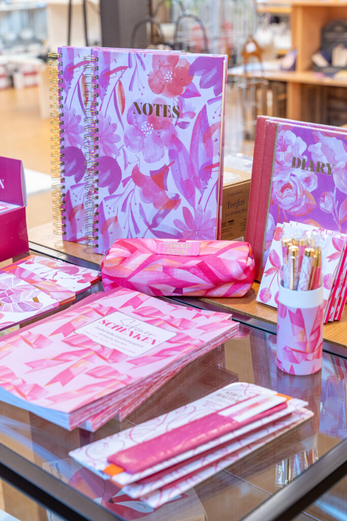 Schöne pinke Notizhefte und andere Papeterie